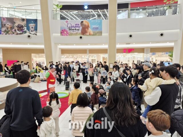 행사장을 찾은 시민들로 동탄 타임테라스 아트리움이 붐비고 있다. /방금숙 기자