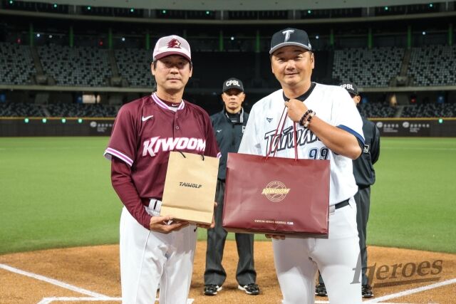 기념품을 교환한 키움과 대만 대표팀./키움 히어로즈