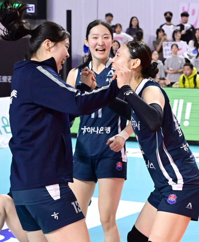 배유나가 김세빈, 이지윤과 함께 기뻐하고 있다 / 한국배구연맹(KOVO)