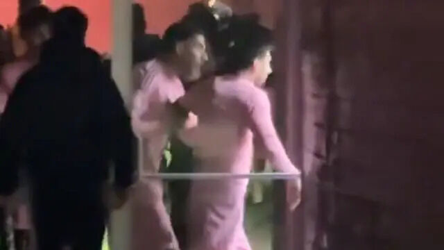 리오넬 메시가 분노했다. 루이스 수아레스가 그를 말리고 있다./스포츠바이블