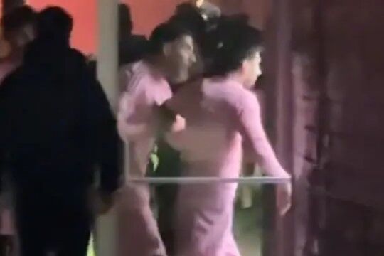 루이스 수아레스가 심판 판정에 분노한 리오넬 메시를 말리고 있다./스포츠바이블