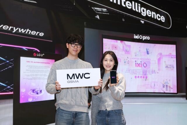 LG유플러스가 MWC26에서 AI 통화앱 ‘익시오(ixi-O)’의 미래 모습인 ‘익시오 프로(ixi-O Pro)’를 공개한다. 사진은 LG유플러스 직원들이 익시오를 소개하는 모습. /LG유플러스