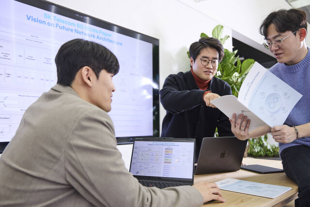 SK텔레콤이 중장기 네트워크 진화 전략을 담은 세번째 6G 백서 ‘ATHENA’를 발간했다. SKT는 백서에서 보안·안정·품질 등 네트워크 근본 가치를 기반으로 AI 네이티브 등 6가지 비전을 제시했다.사진은 이번 6G 백서 연구와 집필에 참여한 SKT 구성원들의 모습. /SKT