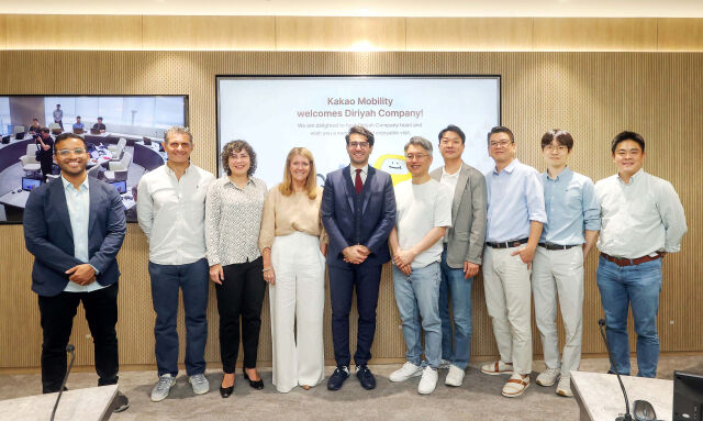 지난해 9월 카카오모빌리티 사옥을 방문한 디리야컴퍼니 관계자들이 류긍선 대표(사진 오른쪽 다섯 번째) 등 카카오모빌리티 관계자들과 함께 기념 촬영을 하고 있다. /카카오모빌리티