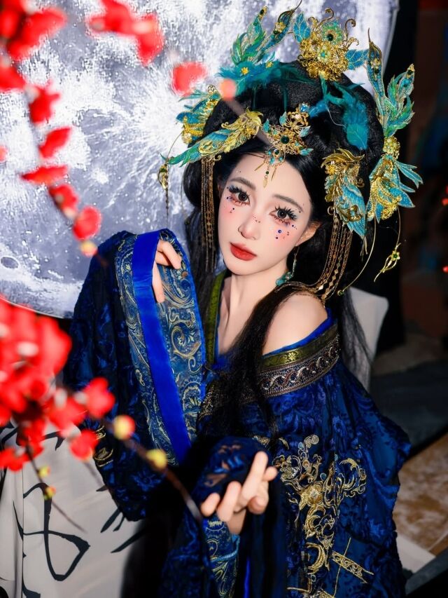 라붐 출신 율희가 이전과는 또 다른 분위기의 비주얼로 시선을 사로잡았다. / 율희 SNS