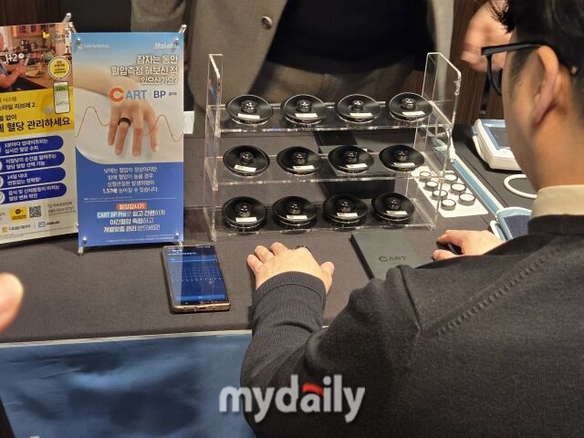 23일 서울 JW메리어트호텔 동대문에서 열린 '대웅제약 디지털 헬스케어 솔루션 기자간담회'에서 한 참여자가 반지형 혈압계 '카트온'을 체험하는 모습. /이호빈 기자