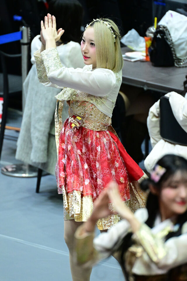 치어리더 박성은이 한복을 입고 응원을 펼치고 있다. / 한국배구연맹(KOVO)