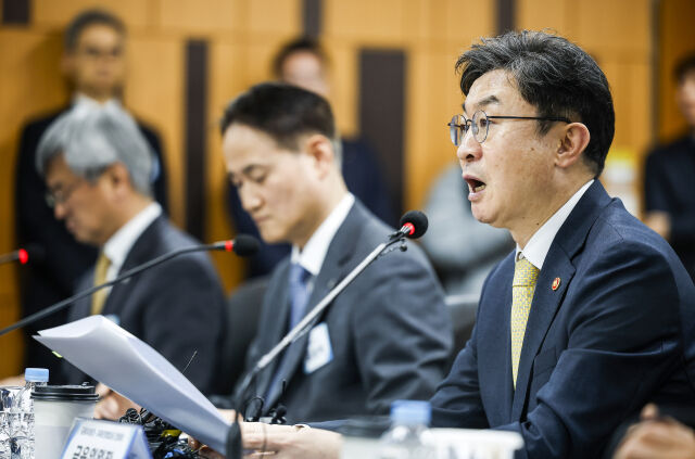 이억원 금융위원장이 23일 서울 마포구 저축은행중앙회에서 열린 금융위워장-저축은행 CEO 간담회에서 발언하고 있다. /뉴시스