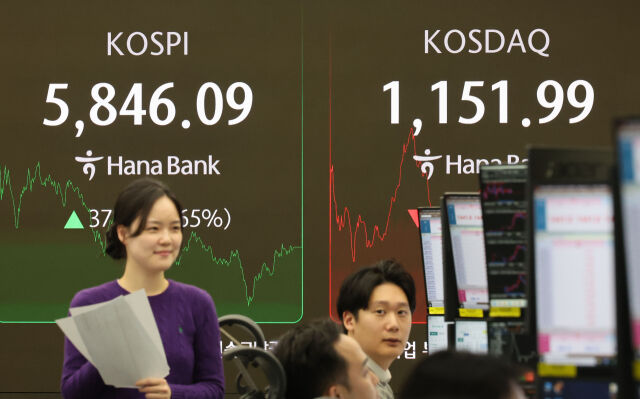 23일 오후 서울 중구 하나은행 딜링룸에서 딜러들이 업무를 보고 있다. 코스피가 전 거래일보다 37.56포인트(0.65%) 오른 5846.09에 마감했다. 코스닥 지수는 전 거래일보다 2.01포인트(0.17%) 하락한 1151.99, 원·달러 환율은 전 거래일보다 6.6원 내린 1440.0원에 마감했다./뉴시스