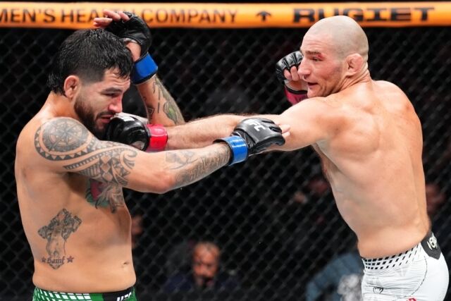 스트릭랜드(오른쪽)가 22일 에르난데스와 경기에서 펀치를 적중하고 있다. /UFC 제공