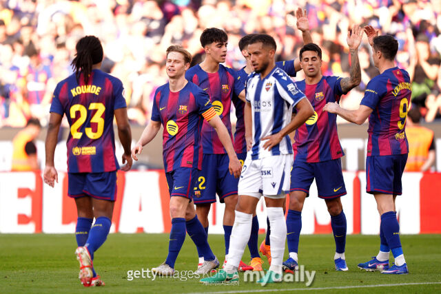 골을 터뜨리고 기쁨을 나누는 바르셀로나 선수들. /게티이미지코리아