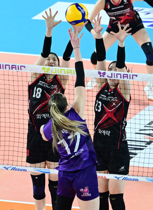 정관장 박여름이 블로킹으로 레베카의 공격을 차단하고 있다. / 한국배구연맹(KOVO)