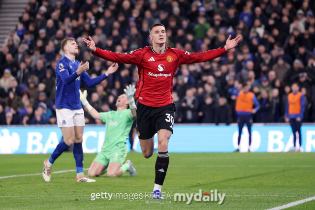 골을 작렬한 뒤 환호하는 세슈코(앞). /게티이미지코리아