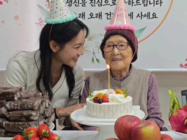 안현모가 할머니 앞에서 사랑스러운 미소를 보이고 있다. / 안현모 소셜미디어