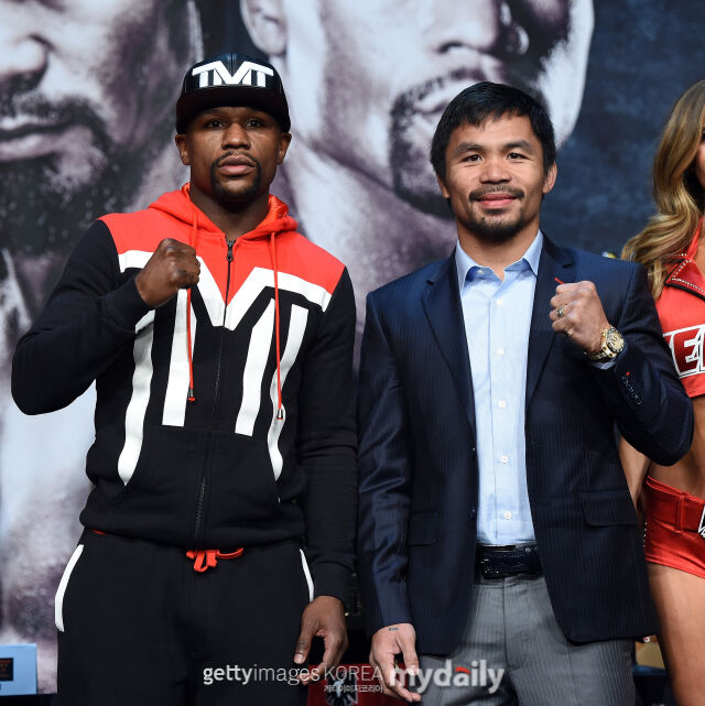 파이팅을 외치는 메이웨더 주니어(왼쪽)와 파퀴아오. /게티이미지코리아