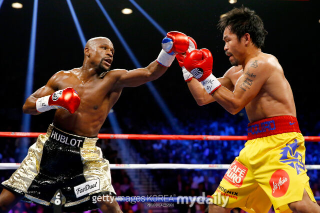 메이웨더 주니어(왼쪽)와 파퀴아오가 2015년 5월 맞대결을 벌이는 장면. /게티이미지코리아