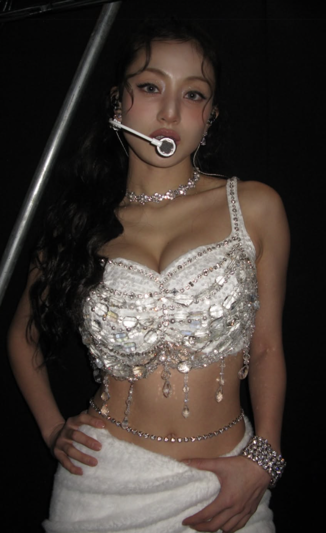 지효가 독보적인 스타일과 탄탄한 몸매로 시선을 사로잡았다. / 지효 SNS