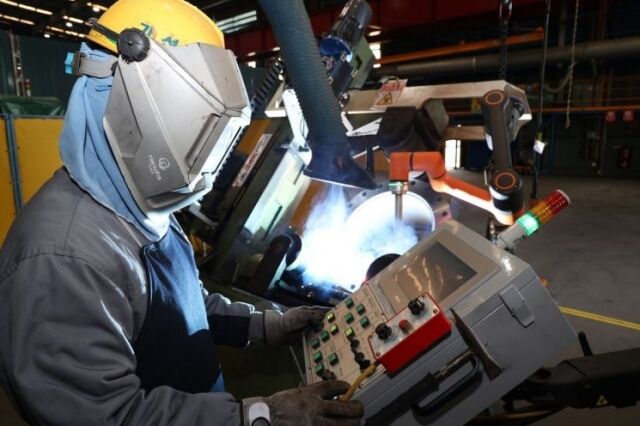 경남 거제시 한화오션 조선소에서 용접공이 배관 용접용 협동로봇을 활용해 작업하고 있다. /한화오션