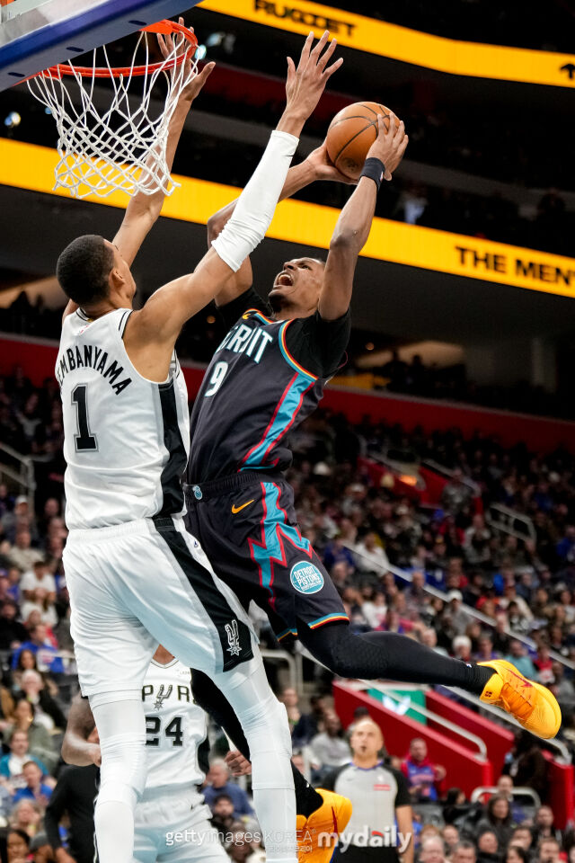 상대 슛을 블록하는 웸반야마(왼쪽). /게티이미지코리아