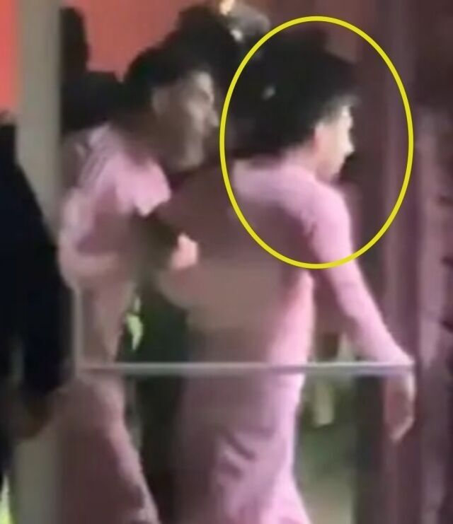 리오넬 메시를 말리는 루이스 수아레즈/영국 '스포츠바이블'