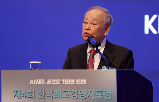 손경식 한국경영자총협회장이 다섯 번째 연임에 성공했다. 사진은 지난 5일 서울 중구 웨스틴조선호텔에서 한국경영자총협회가 추최한 'AI시대, 새로운 기회와 도전' 제4회 한국최고경영자포럼에서 개회사를 하고 있는 모습. /뉴시스