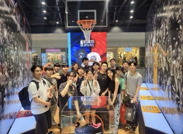 필리핀 타기그 지역에서 진행한 농구 봉사활동 참가자들이 기념 촬영을 하고 있다. /한기범농구교실 제공