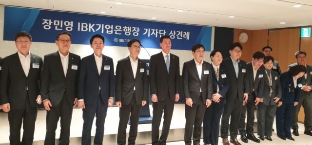 장민영 기업은행장(사진 왼쪽에서 다섯번째)/최주연 기자