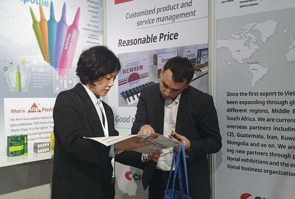 조아제약 해외영업1팀 최윤선 대리(왼쪽)가 현지 바이어와 상담을 진행하고 있다. /조아제약