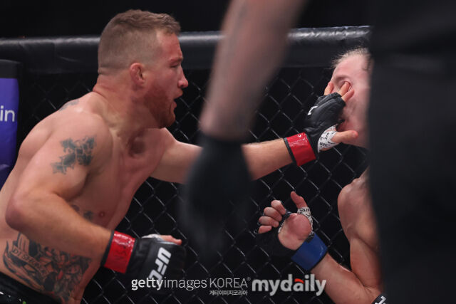 게이치(왼쪽)의 손가락에 눈을 찔리는 핌블렛. /게티이미지코리아