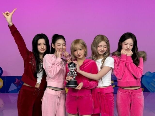 그룹 키키가 '엠카'에서 트로피 인증샷을 찍고 있는 모습 / Ment