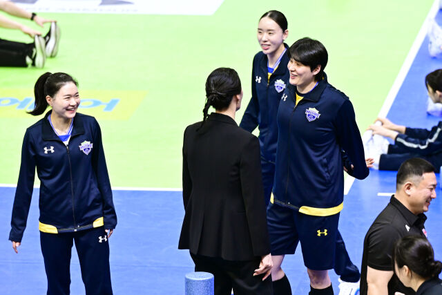 ▲ 현대건설 김희진과 대화를 나누는 표승주. [사진 = 한국배구연맹(KOVO)] 