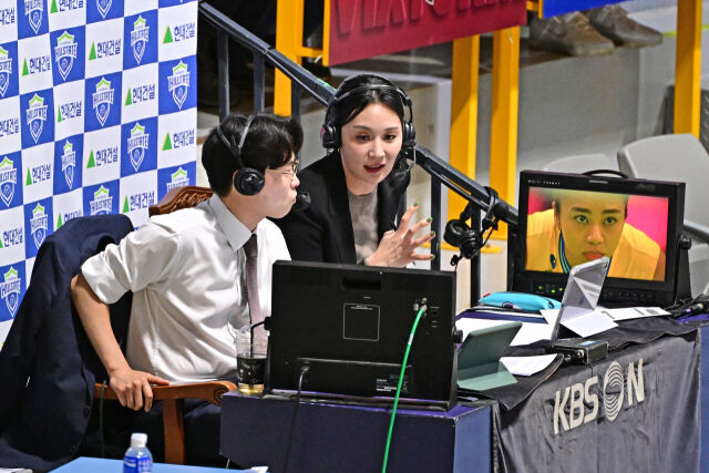 ▲ 시청자들 귀에 쏙쏙 들어오는 해설. [사진 = 한국배구연맹(KOVO)] 