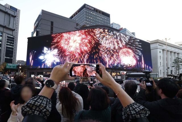 명동 신세계스퀘어에 연말 영상을 관람하기 위해 모인 관광객과 시민들. /센세계백화점