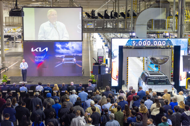 기아 조지아가 2027년형 기아 텔루라이드 HEV 출시와 공장 누적 생산 500만대 달성을 기념하고 있다. /기아