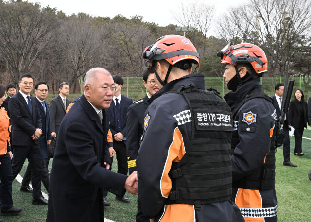 현대차그룹 정의선 회장이 기증 행사에 참석한 소방관들을 격려하고 있는 모습. /현대차그룹