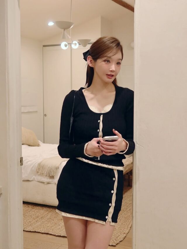 강민경이 감각적인 스타일링으로 눈길을 끌었다. / 강민경 SNS