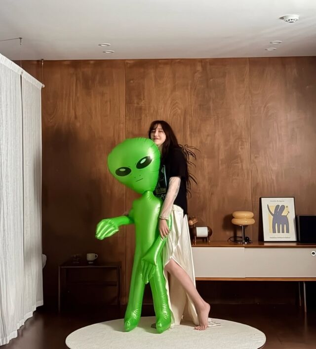 이지아가 외계인과 함께한 일상을 공개했다. / 이지아 SNS