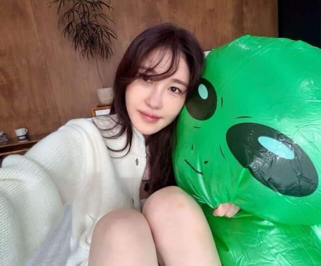 이지아가 외계인과 함께한 일상을 공개했다. / 이지아 SNS