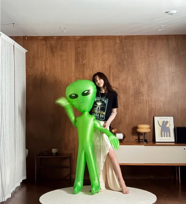 이지아가 외계인과 함께한 일상을 공개했다. / 이지아 SNS