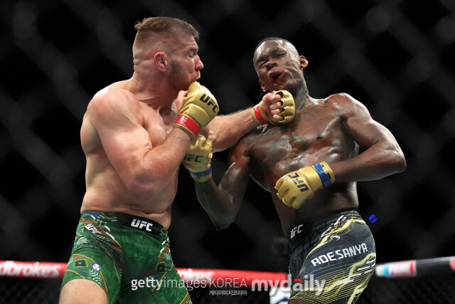 두 플레시스(왼쪽)가 아데산야와 대결에서 펀치를 적중하고 있다. /게티이미지코리아