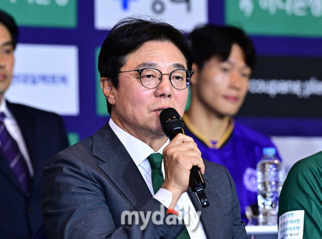 대전 하나 시티즌 황선홍 감독이 25일 서울 서대문구 스위스 그랜드 호텔에서 진행된 하나은행 2026 K리그 개막 미디어데이에 참석했다. <br><br>개막 미디어 데이에는 강원 FC (정경호 감독 / 서민우), 김천 상무 (주승진 감독 / 이정택), 전북 현대 모터스 (정정용 감독 / 김태환), 대전 하나 시티즌 (황선홍 감독 / 주민규), 포항 스틸러스(박태하 감독 / 전민광), FC 서울 (김기동 감독 / 김진수), 인천 유나이티드 (윤정환 감독 / 이명주). 울산 HD FC (김현석 감독 / 정승현), 광주 FC (이정규 감독/ 안영규), 안양 FC (유병훈 감독 / 이청용), 제주 SK FC (세르지우 코스타 감독 / 김륜성), 부천 FC (이영민 감독 / 한지호)가 참석해 새 시즌 각오를 밝혔다./한혁승 기자