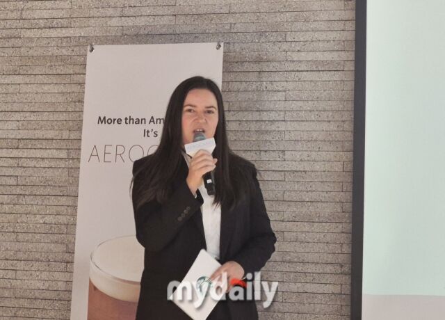 25일 알렉산드라 오르솔릭 스타벅스 아시아퍼시픽 시니어 프로덕트 매니저가 한국을 첫 출시 국가로 선정한 배경을 설명하고 있다. /방금숙 기자
