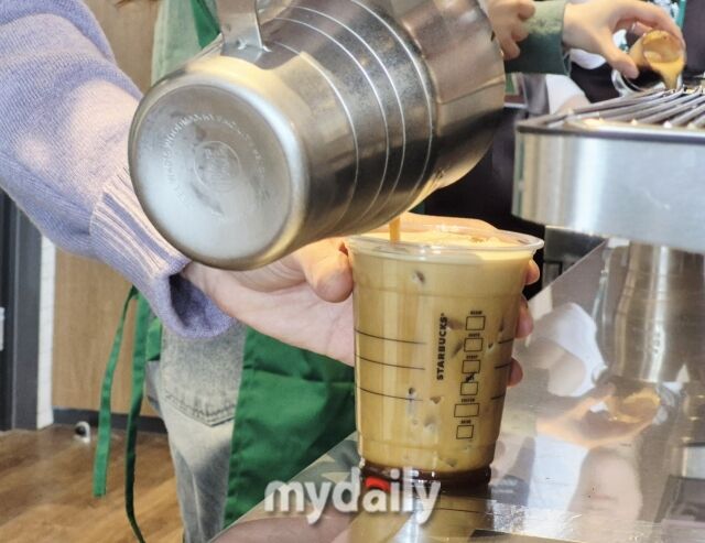 커피 클래스 참가자가 에어레이팅 공정을 거쳐 에어로카노를 제조하고 있다. /방금숙 기자