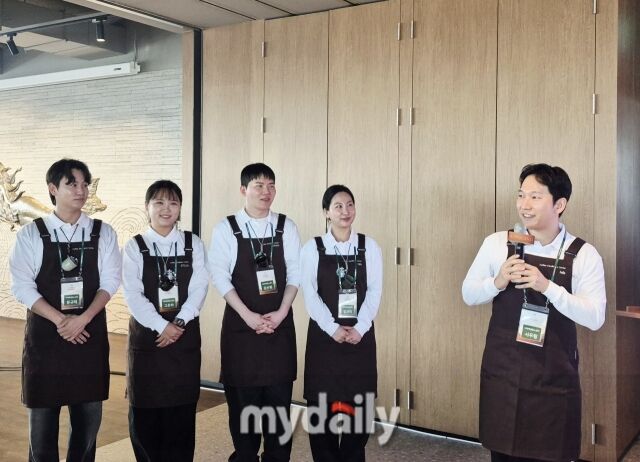 서우람 코치(오른쪽) 등 커피 엑설런스센터 코치들이 커피 클래스에 앞서 인사를 하고 있다.