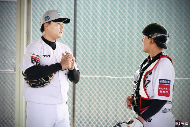 KT 위즈 한승혁(왼쪽)./KT 위즈