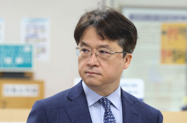 박현종 전 BHC회장이 25일 오전 서울 서초구 서울중앙지방법원에서 열린 1차 공판에 출석하고 있다. /뉴시스