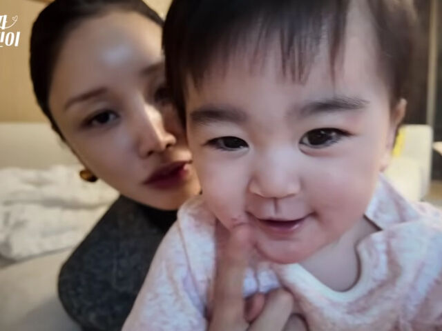 윤진이가 둘째 딸의 얼굴에 침독이 올랐다며 속상해 했다. / 유튜브 '진짜 윤진이'