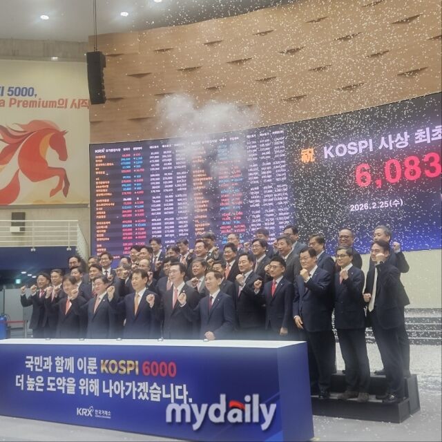 25일 오후 서울 여의도 한국거래소 홍보관에서 이찬진 금융감독원장, 이억원 금융위원장, 정은보 한국거래소 이사장 등 자본시장 관계자들이 코스피 6000 포인트 돌파를 축하하고 있다./이보라 기자