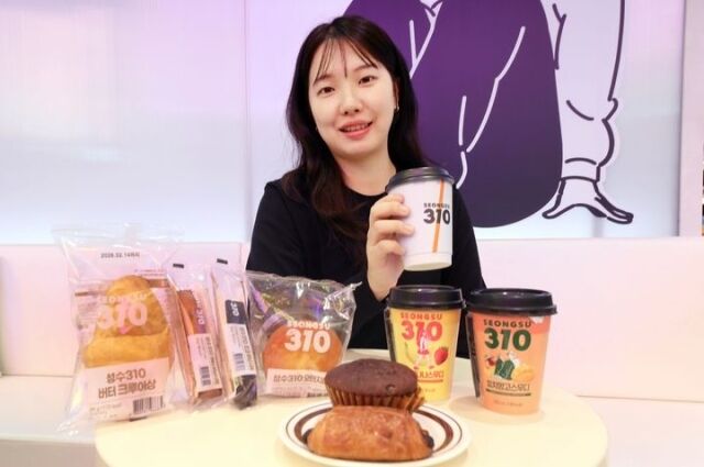 이마트24 '성수310' 베이커리 상품과 스무디 음료. /이마트24