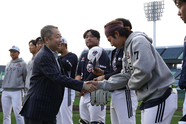 캠프 현장을 찾은 박정원 구단주./두산 베어스